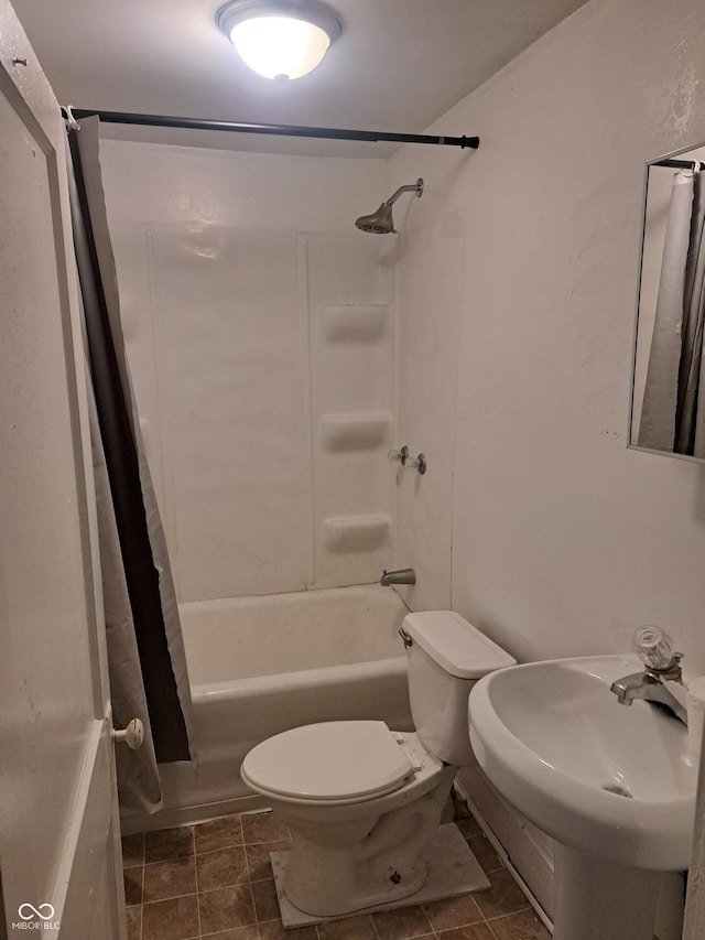 103 N Chester Ave, Indianapolis, IN 46201 - full bathroom featuring shower / bath combo and toilet