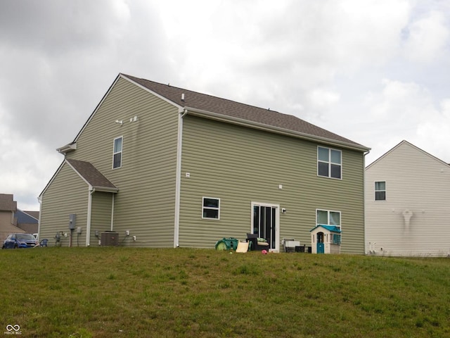 907 Ram Dr, Franklin, IN 46131 - back of property featuring a yard