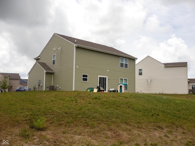 907 Ram Dr, Franklin, IN 46131 - back of property featuring a yard