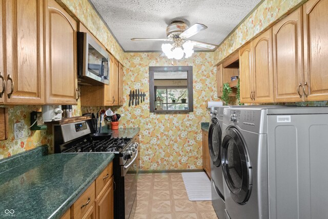3534 Carr Ave, Indianapolis, IN 46221 - laundry area featuring wallpapered walls, a textured ceiling, washing machine and clothes dryer, and a ceiling fan