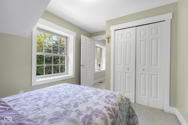 4224 River Rd, Columbus, IN 47203 - bedroom featuring carpet floors and a closet