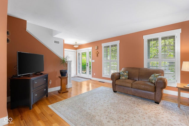 4224 River Rd, Columbus, IN 47203 - living area featuring light wood-style floors and baseboards