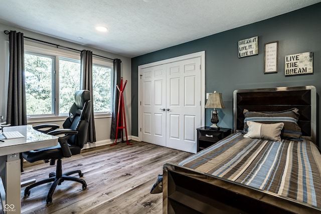 295 Watershed Ct, Noblesville, IN 46062 - bedroom featuring wood finished floors, a textured ceiling, a closet, an office area, and recessed lighting