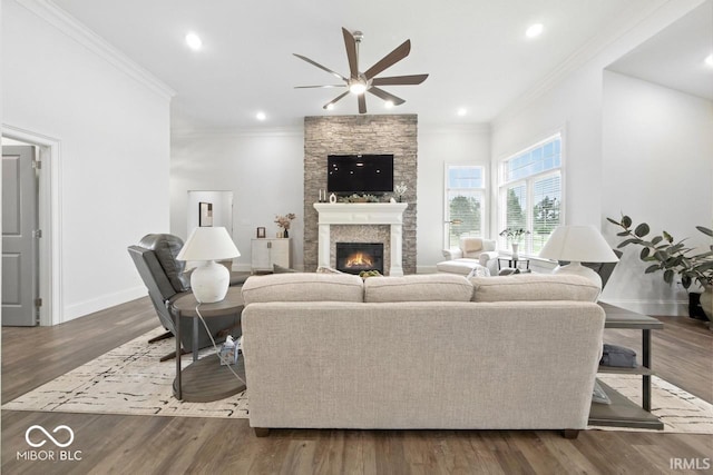 4909 N Graystone Dr, Muncie, IN 47304 - living area featuring ceiling fan, crown molding, wood finished floors, a fireplace, and recessed lighting