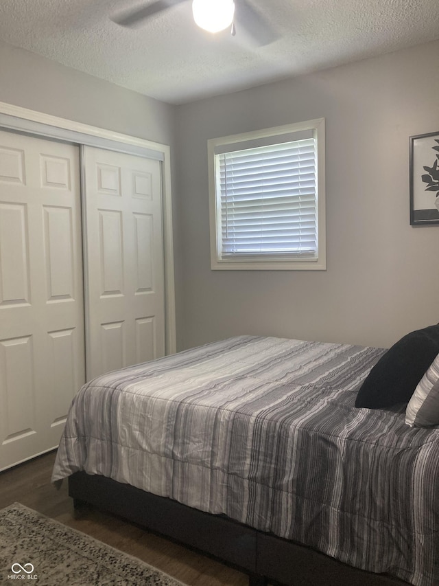 2822 Tindall St, Indianapolis, IN 46203 - bedroom with dark wood-style flooring, a closet, ceiling fan, and a textured ceiling