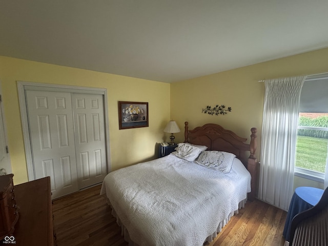 4032 Roselawn Ave, Columbus, IN 47203 - bedroom featuring wood finished floors and a closet