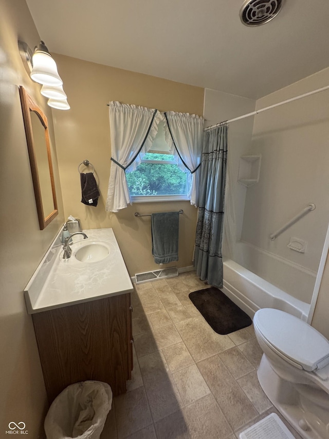 4032 Roselawn Ave, Columbus, IN 47203 - bathroom with vanity and shower / bath combination with curtain