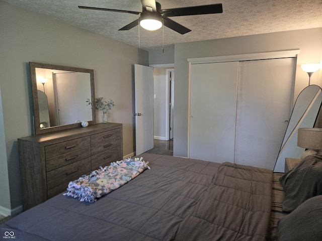 8401 Culpeper Dr, Indianapolis, IN 46227 - bedroom featuring a textured ceiling, a closet, and ceiling fan