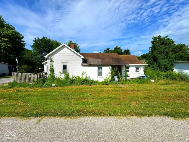 1510 E Locust St, Petersburg, IN 47567 - ranch-style home with a chimney and a front yard