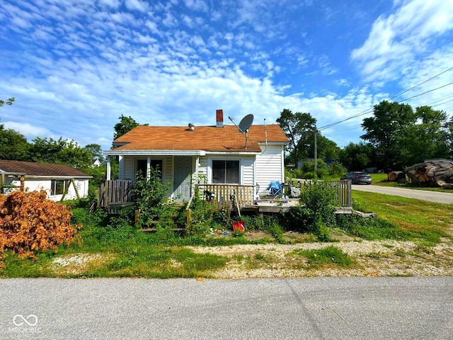 1510 E Locust St, Petersburg, IN 47567 - bungalow-style house with a porch and a chimney
