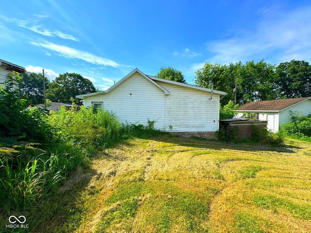 1510 E Locust St, Petersburg, IN 47567 - view of side of home with a lawn