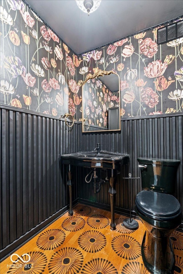 6470 Around The Hills Rd, Indianapolis, IN 46226 - bathroom featuring toilet and wallpapered walls