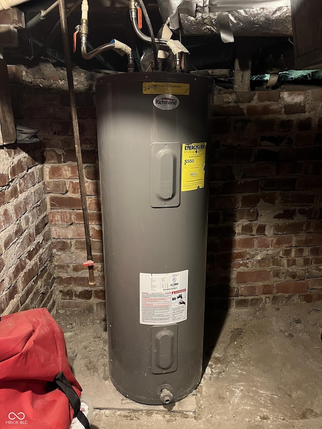 1203 S 6th St, Clinton, IN 47842 - utility room featuring water heater