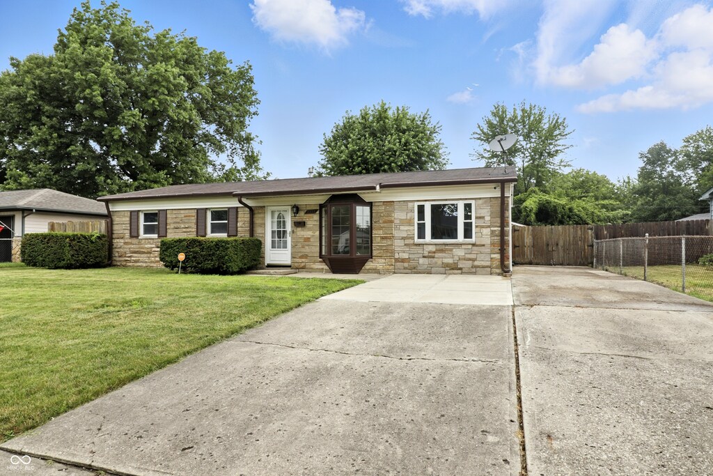 7902 Renfrew Dr, Indianapolis, IN 46226 - photo 1