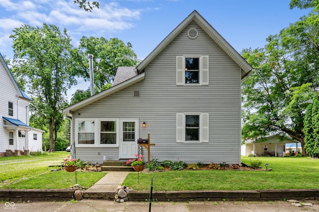 975 Locust St, Middletown, IN 47356 - traditional-style home with a front lawn