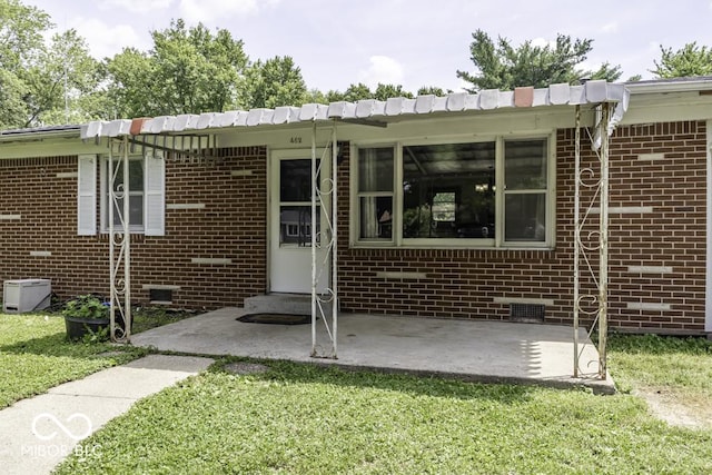 462 Woodview Dr, Noblesville, IN 46060 - view of front of house with crawl space, a front yard, and brick siding