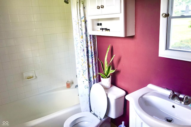 7780 Cree Trl, Indianapolis, IN 46250 - bathroom featuring shower / tub combo and vanity