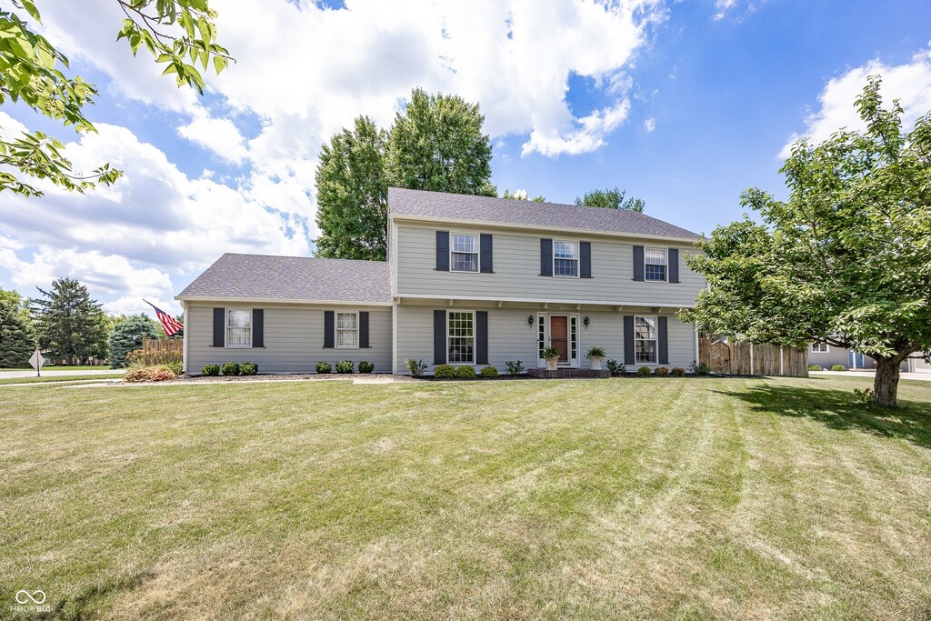 12602 Lockerbie Cir, Carmel, IN 46033 - photo 1