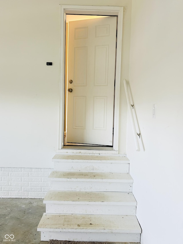 10 Doe Creek Cir, Cloverdale, IN 46120 - property entrance with stucco siding