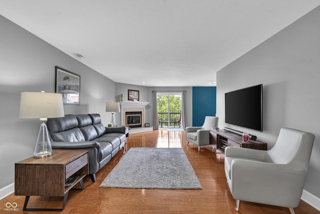 8650 Jaffa Ct W Drive 32, Indianapolis, IN 46260 - living room featuring wood finished floors and a glass covered fireplace