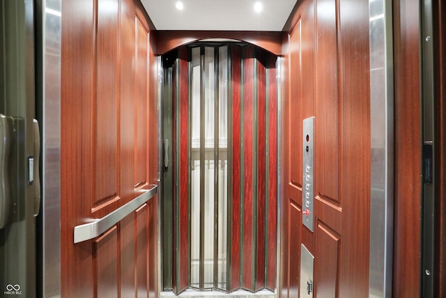 523 S 700 E, Whitestown, IN 46075 - elevator