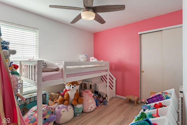 2564 Woodfield Blvd, Franklin, IN 46131 - bedroom with wood finished floors, a textured ceiling, a closet, and a ceiling fan