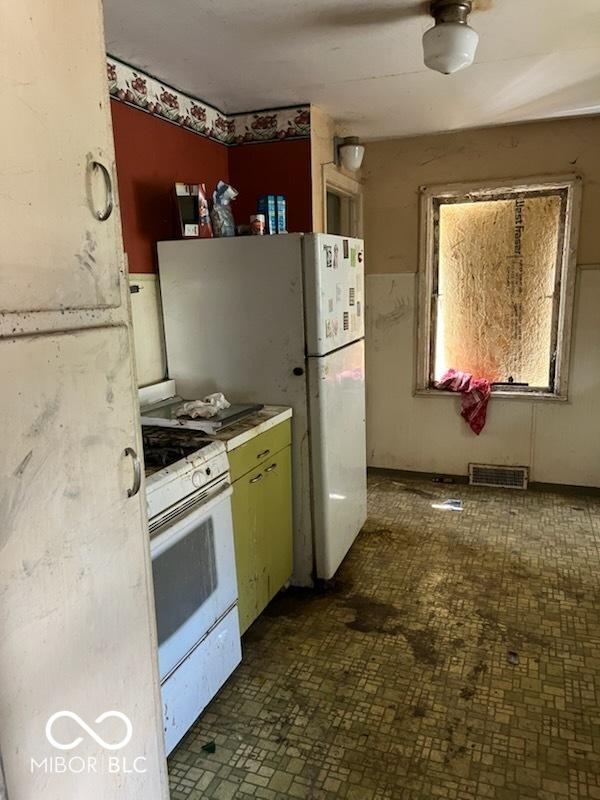 518 E Irvington Ave, South Bend, IN 46614 - kitchen featuring white appliances and light countertops