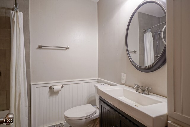 4720 Kessler View Dr, Indianapolis, IN 46220 - full bathroom featuring wainscoting, vanity, and curtained shower