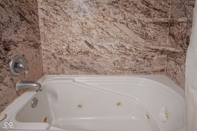 4720 Kessler View Dr, Indianapolis, IN 46220 - full bath featuring a jetted tub