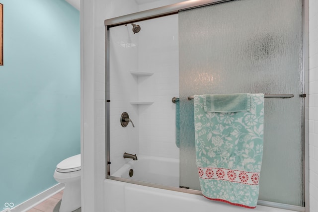 2571 Stonybrook Ln, Franklin, IN 46131 - full bath featuring toilet and bath / shower combo with glass door