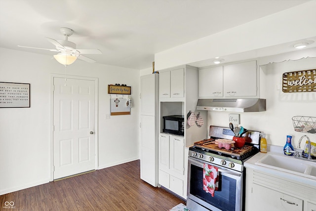 2630 Flintwood Dr, Columbus, IN 47203 - kitchen featuring stainless steel gas range, under cabinet range hood, black microwave, a ceiling fan, and white cabinetry