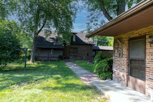 602 Valley Dr, Crawfordsville, IN 47933 - view of green lawn