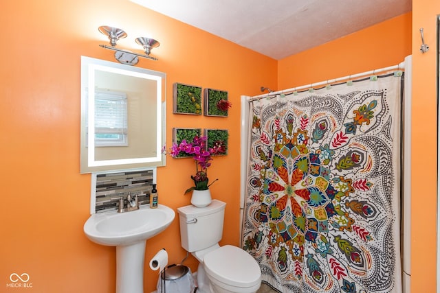 921 Morgan Dr, Indianapolis, IN 46227 - bathroom featuring curtained shower and tasteful backsplash