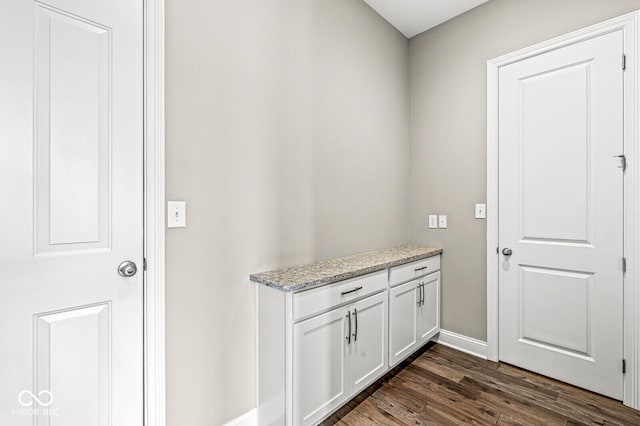 14293 Dufton Ct, Carmel, IN 46074 - entryway featuring dark wood-type flooring and baseboards