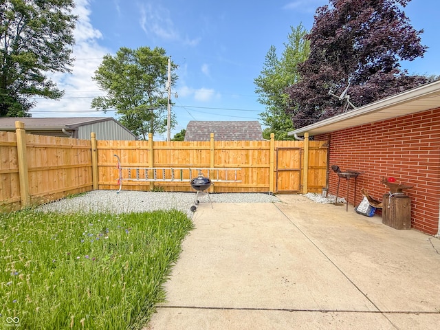 8883 W Hilltop Ln, Elwood, IN 46036 - fenced backyard with a patio area and a gate