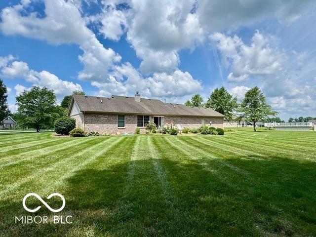 1042 W Oak Hill Xing, Crawfordsville, IN 47933 - back of property featuring a lawn