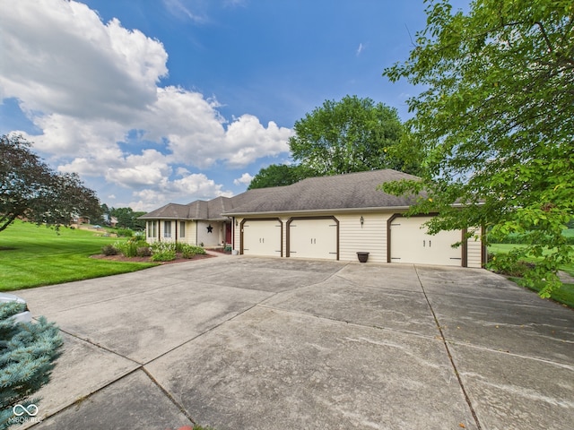 1014 Gray Squirrel Dr, Pendleton, IN 46064 - view of front of home with a front yard, a garage, and driveway