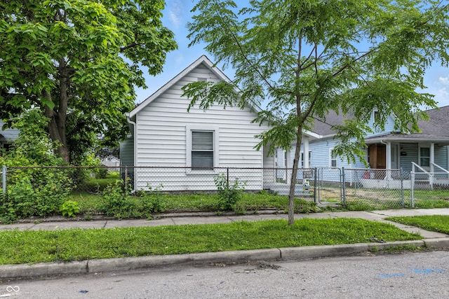 1621 E Kelly St, Indianapolis, IN 46203 - view of front of home featuring a gate and a fenced front yard