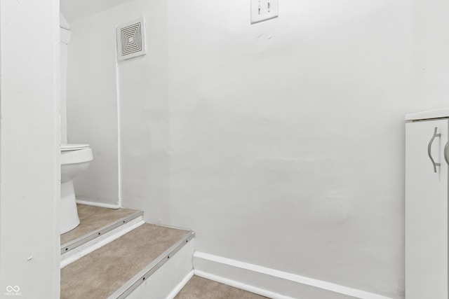 525 N Concord St N, Indianapolis, IN 46222 - bathroom featuring toilet and baseboards