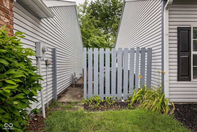 9751 Roxbury Dr, Fishers, IN 46038 - view of side of property