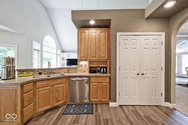 7844 N Timber Run Ct, Indianapolis, IN 46256 - kitchen featuring dishwasher, arched walkways, wood finished floors, plenty of natural light, and lofted ceiling