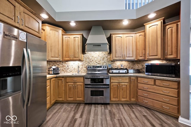 7844 N Timber Run Ct, Indianapolis, IN 46256 - kitchen featuring stainless steel appliances, premium range hood, dark wood-style flooring, tasteful backsplash, and recessed lighting