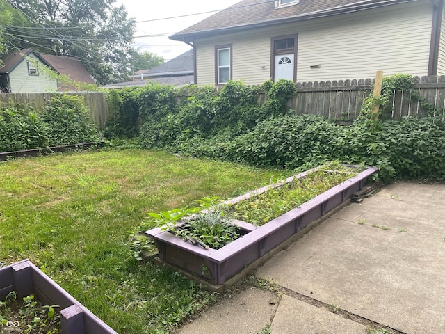 1402 SE 1st St, Evansville, IN 47713 - fenced yard with a garden