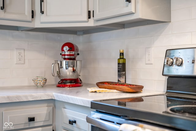 12854 Longleaf Ln, Fishers, IN 46038 - kitchen with electric range, tasteful backsplash, and light countertops