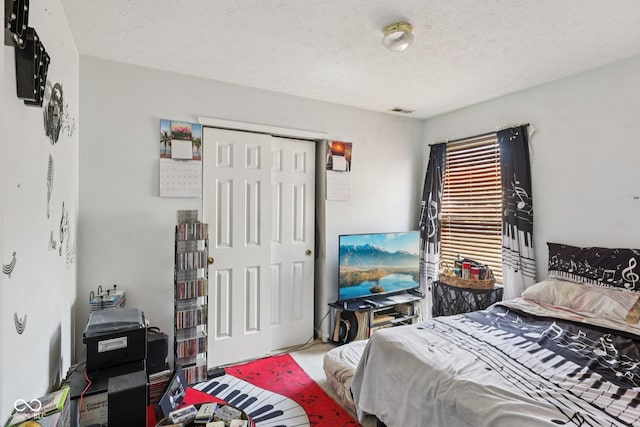 6117 Salanie Pl, Indianapolis, IN 46254 - bedroom with a closet and a textured ceiling