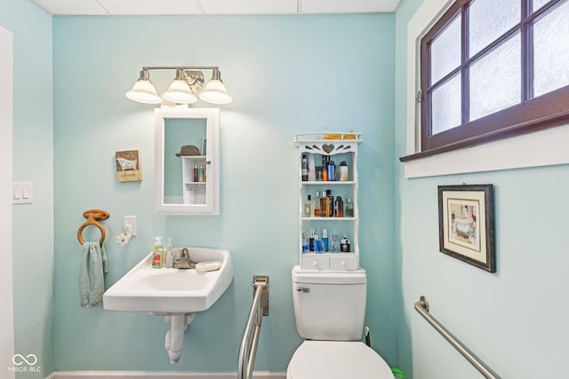 2933 S E St, Indianapolis, IN 46225 - bathroom with toilet and baseboards
