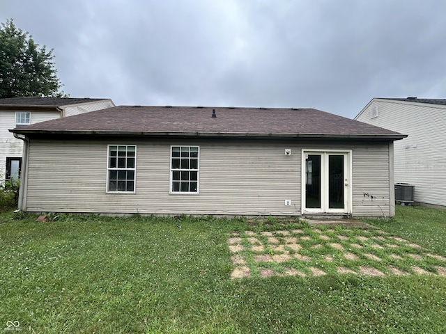 10662 Lostpine Ln, Indianapolis, IN 46235 - rear view of house featuring a yard and roof with shingles