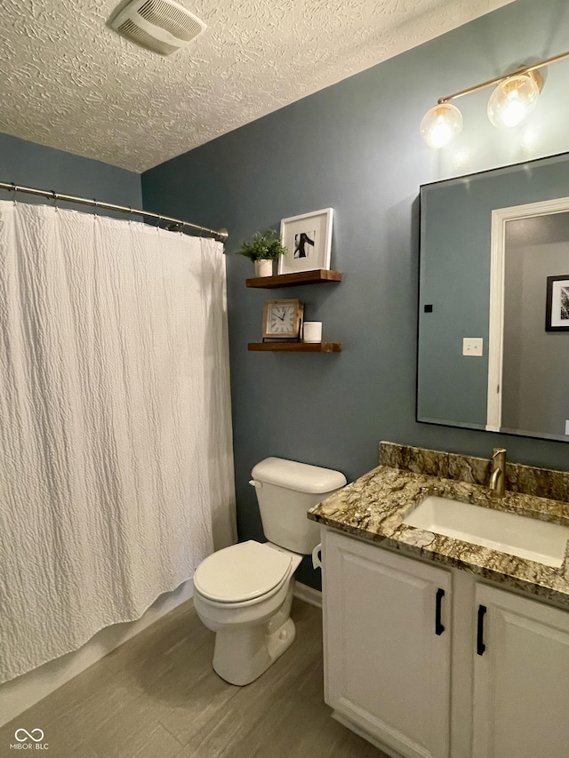 8202 Stonelick Dr, Avon, IN 46123 - bathroom featuring a textured ceiling, wood finished floors, vanity, and curtained shower