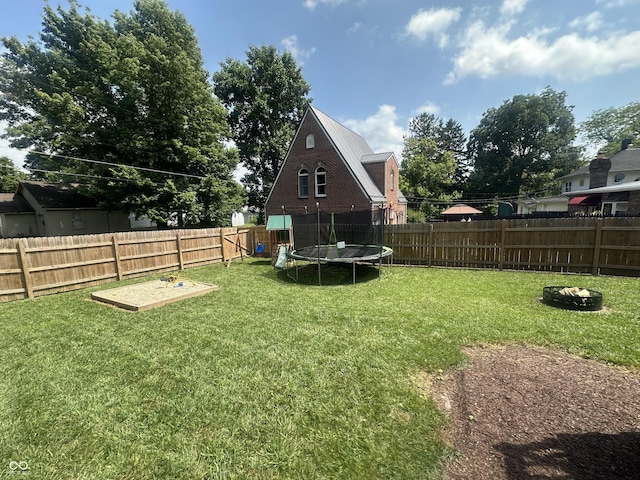 513 N Main St, Veedersburg, IN 47987 - fenced backyard with a trampoline