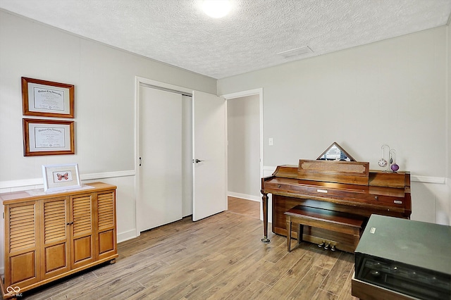 3280 E 300 S, Greenfield, IN 46140 - living area with light wood-type flooring and a textured ceiling